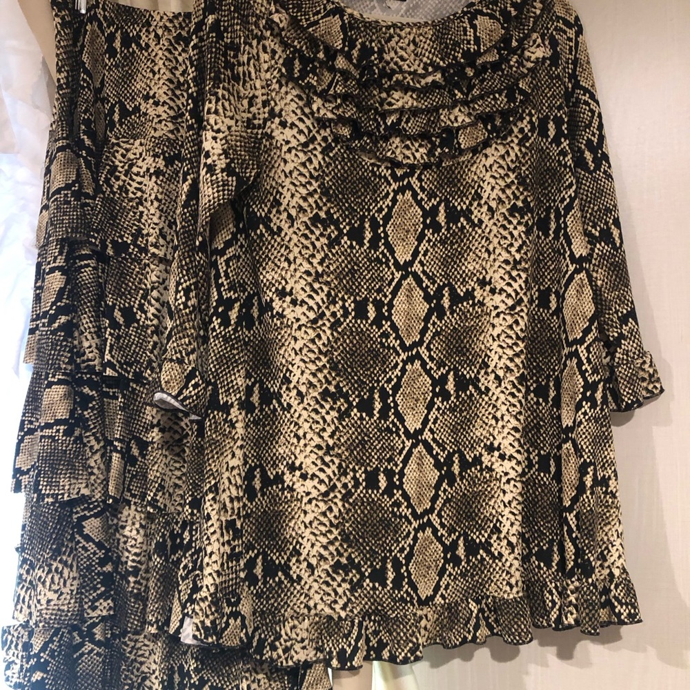 Nuggles Snake Print Top and Bottom EUC !